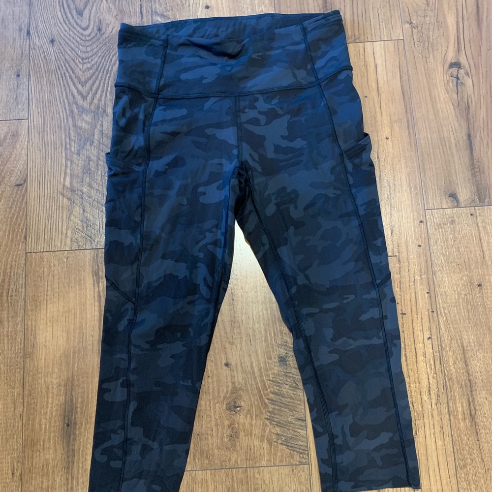 Lululemon camo crop pants size 6